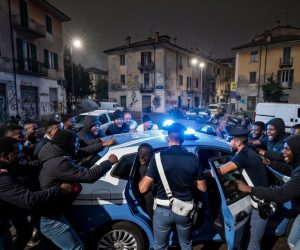 Poliziotti fermano scippatore ma vengono circondati dalla folla nel quartiere africano di Torino