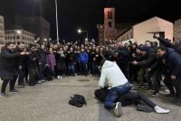 Trascinata via da immigrato ma i passanti lo bloccano e picchiano