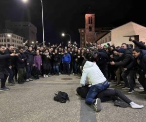 Trascinata via da immigrato ma i passanti lo bloccano e picchiano a sangue
