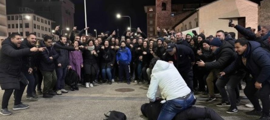 Trascinata via da immigrato ma i passanti lo bloccano e picchiano
