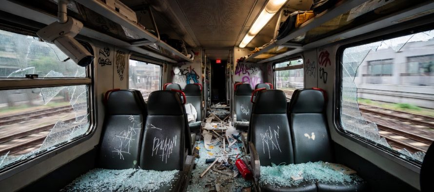 Pistoia: straniero devasta treno con martello, corsa sospesa