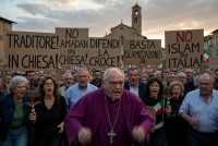 Fedeli contro il vescovo che ha dato la chiesa ai musulmani per il Ramadan : “Traditore”